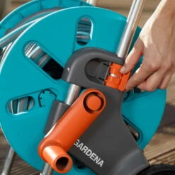 Schlauchwagen AquaRoll S, Gardena, Schlauchlängen Bis 15 M 13 Schlauchwagen AquaRoll S, Gardena, Schlauchlängen Bis 15 M -Stilvoller Gartenbedarfsladen 0930200441 Schlauchwagen Aqua Roll S Set kpl mit 20m Schlauch und Systemteilen 3 61598