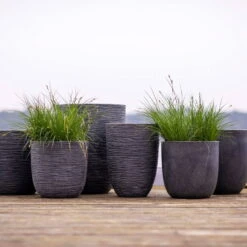 Pflanzgefäß 'Smooth', Grau, Ø 35 X H 34 Cm -Stilvoller Gartenbedarfsladen 3210104122 3210104123 3210104124 3210104125 pflanzgefaess rib smooth 116915